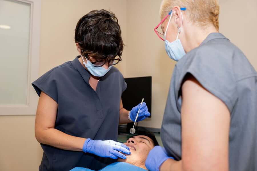 Beneficios de una limpieza dental en clínica
