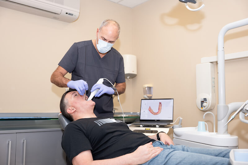 Dr. Pablo Rial Serodio con escáner dental 3D para ortodoncia invisible