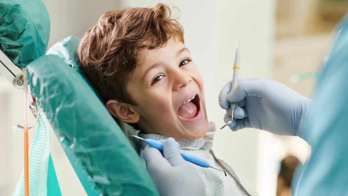 Por qué aparecen las caries en los dientes de leche