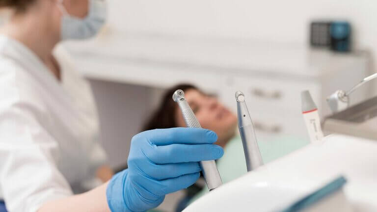 Quitar el sarro de los dientes