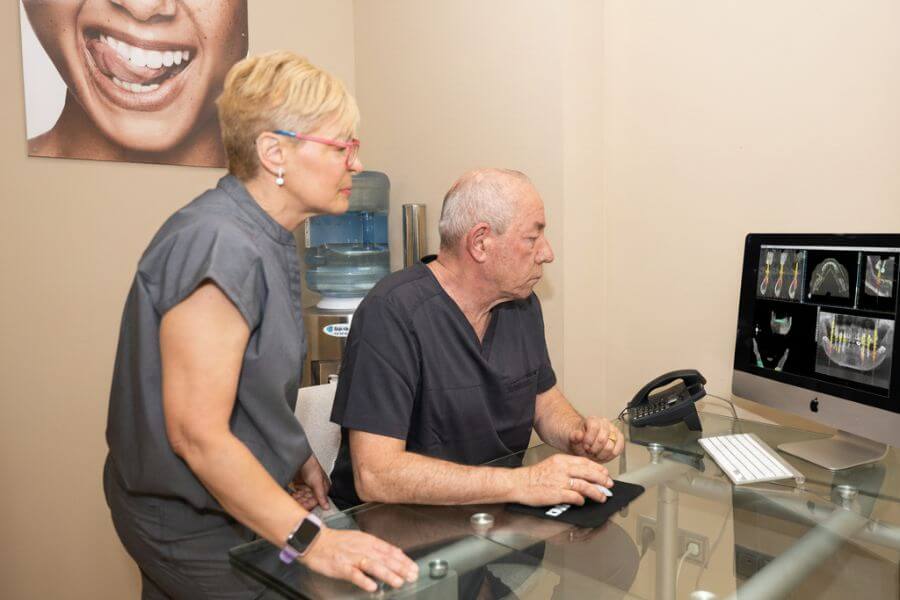 Expertos en diferentes tipos implantes dentales