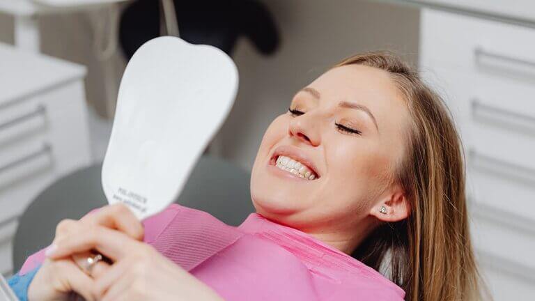 Puente dental o implantes dentales