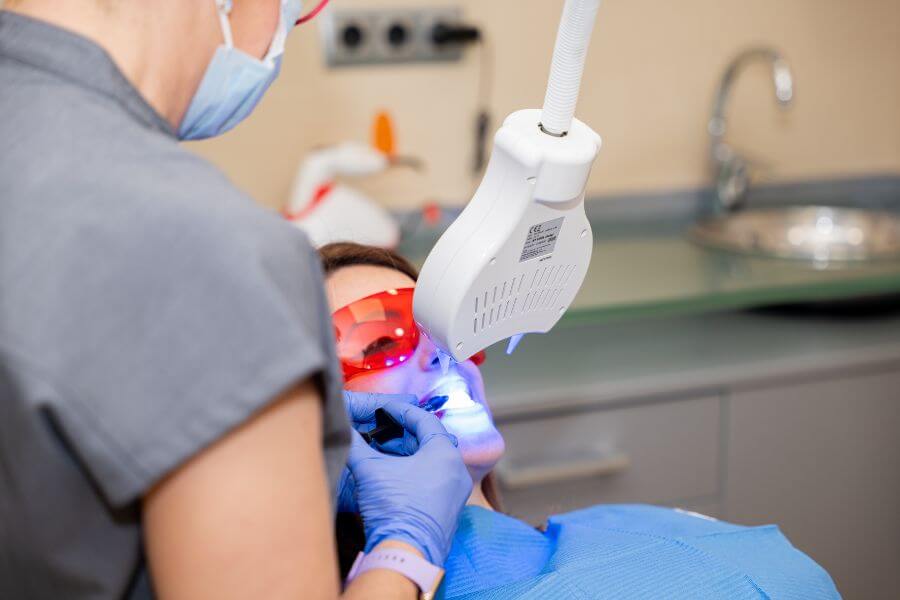 Blanqueamiento dental en clínica