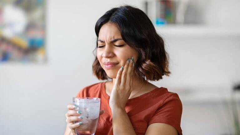 Dolor al beber agua fría por sensibilidad