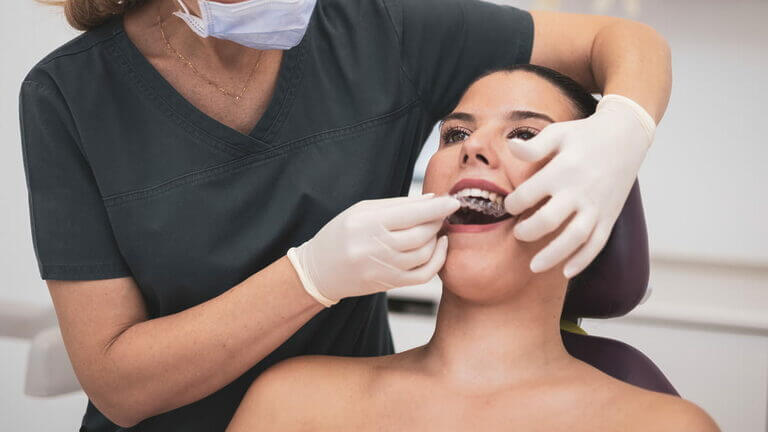 ¿Cómo se reparan los dientes desgastados por bruxismo?