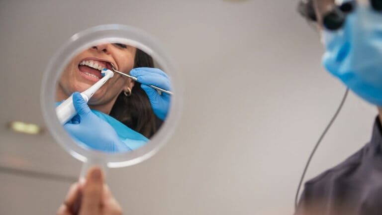 ¿Cuál es la diferencia entre una limpieza dental y un o curetaje?